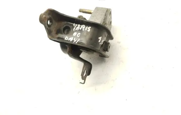 Toyota Yaris Engine mount bracket
