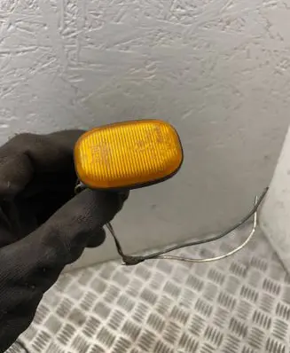 Front fender indicator light