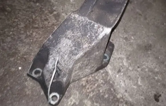 Engine mounting bracket