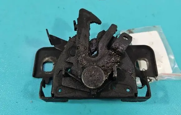Renault Trafic III (X82) Engine bonnet/hood lock/catch 656015563R IMPRK1545128