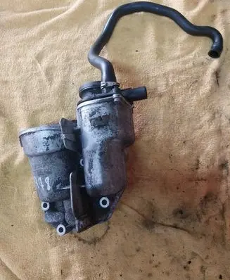 Volvo XC90 Oil filter mounting bracket 30677920
