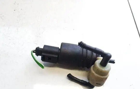 Volkswagen PASSAT B5 Windscreen/windshield washer pump 1j0973722