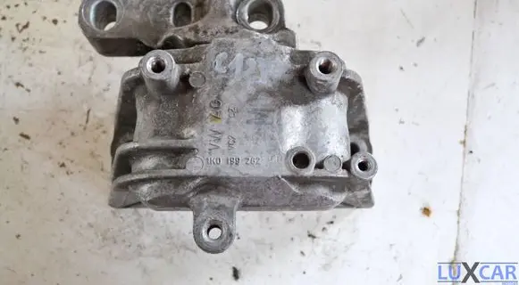 Volkswagen PASSAT B7 Engine mount bracket 1K0199262CR