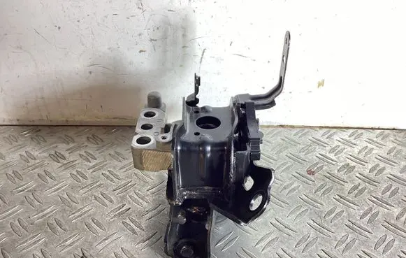 Engine mount bracket