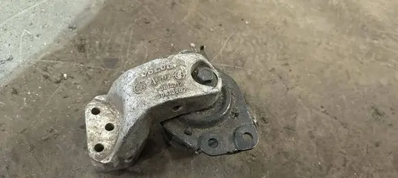 Volvo S40, V40 Engine mount bracket 30630607
