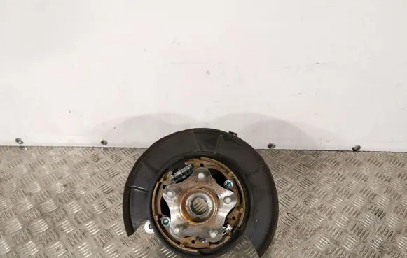Infiniti Q50 Rear wheel hub 5X28