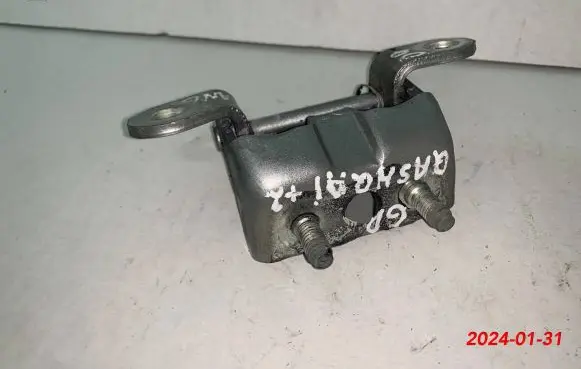 Nissan Qashqai+2 Rear door upper hinge