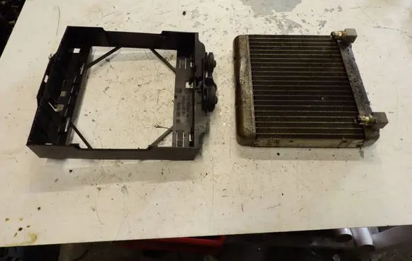 BMW 5 F10 F11 Engine oil radiator 7570103 M9056003 011168