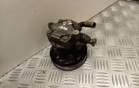 Volkswagen PASSAT B5.5 Power steering pump 038145255D