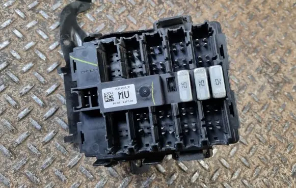 Cadillac Escalade Fuse module 15093837 15738847