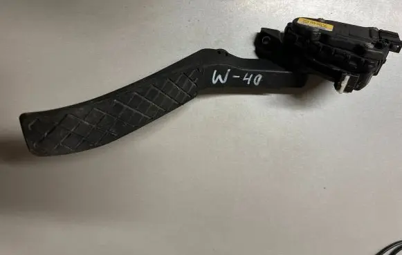 Volkswagen Touareg II Accelerator throttle pedal 7L0723507D 6PV00802624