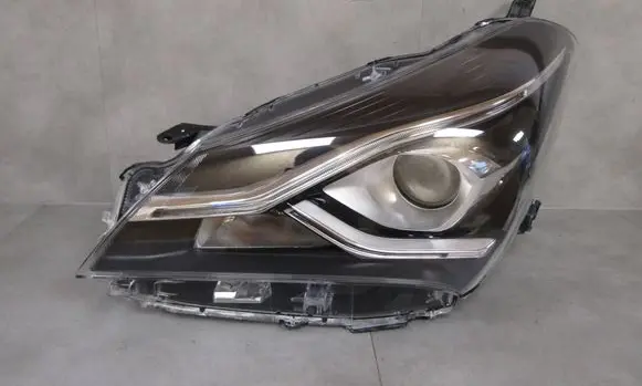Toyota Yaris XP210 Headlight/headlamp YARISIILIFT