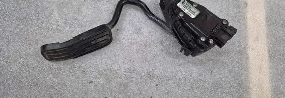 Accelerator throttle pedal