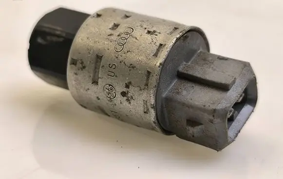 Volkswagen PASSAT B5 Air conditioning (A/C) pressure sensor 8A0959483AA