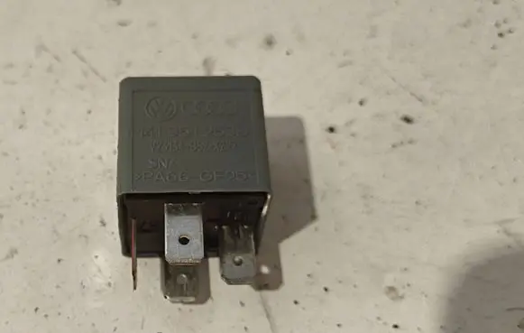Volkswagen PASSAT B6 Other relay 141951253B V23134B52X227