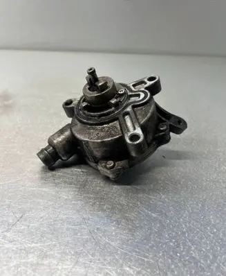 Volvo XC70 Vacuum pump 30677904