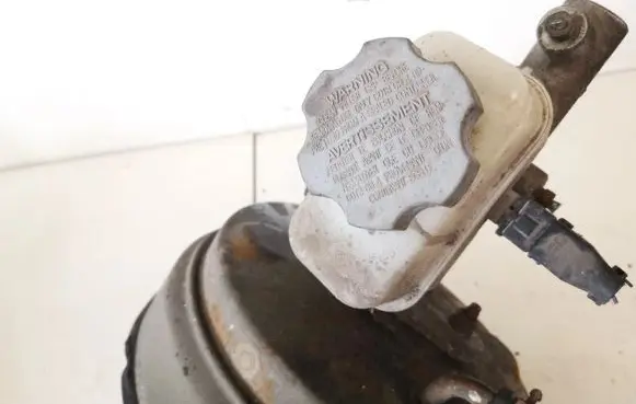 Hyundai Santa Fe Brake fluid reservoir 