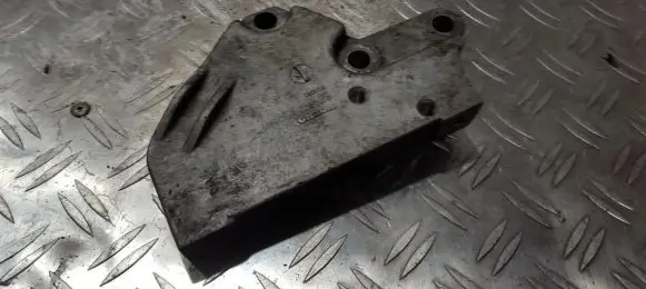 Engine mounting bracket