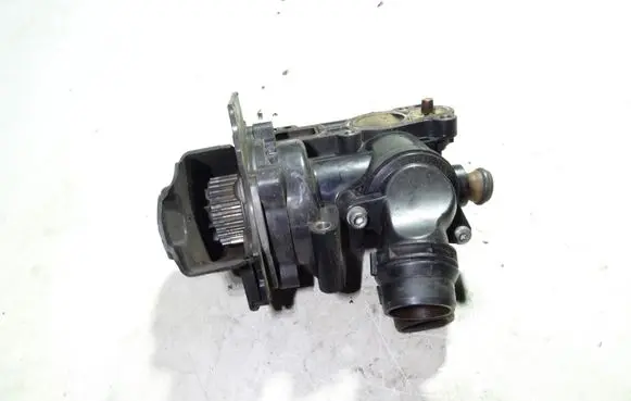 Volkswagen Scirocco Water pump 06H121026