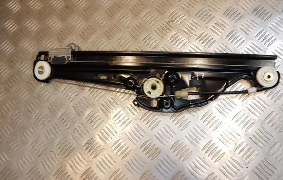 Rear window lifting mechanism without motor