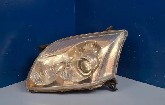 Toyota Avensis T250 Headlight/headlamp 8117005190 KOITO0543