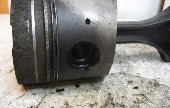 Mercedes-Benz W123 Piston with connecting rod 24D