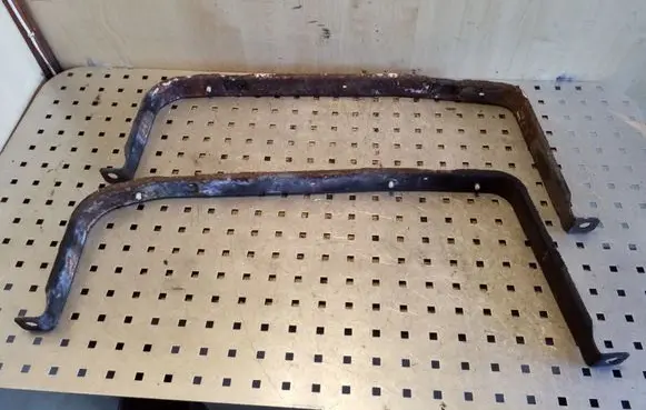 Fuel tank mounting bracket