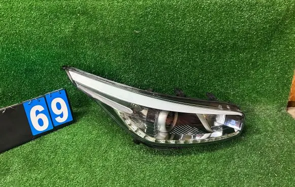KIA Ceed Headlight/headlamp 92102-A2390