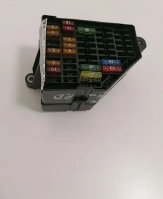 Volkswagen PASSAT B6 Fuse module 3C0880204D