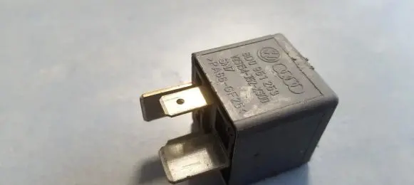 Volkswagen PASSAT B5.5 Other relay 8D0951253