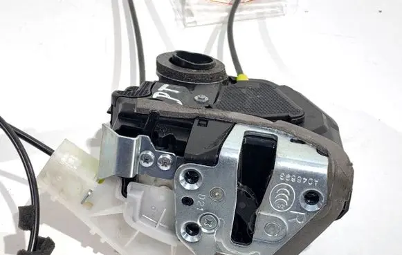 Toyota C-HR I Rear door lock A046693