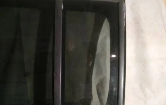Rear vent window glass