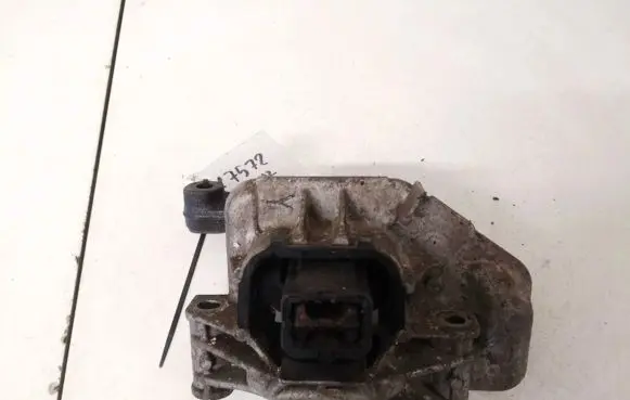 Peugeot 1007 Engine mount bracket