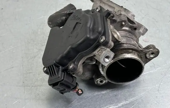 Volkswagen PASSAT B8 Throttle valve 04L128059AA