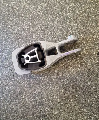 Buick Encore I Engine mounting bracket