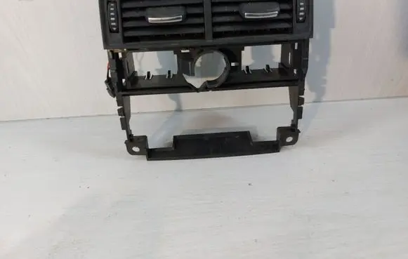 Rear air vent grill