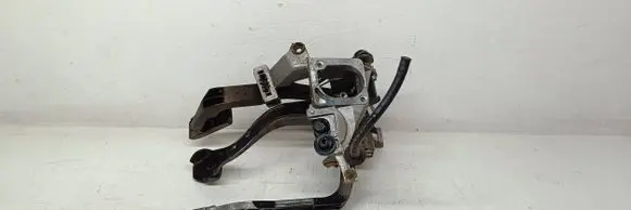 Volkswagen PASSAT B5 Pedal assembly 8D1721117D