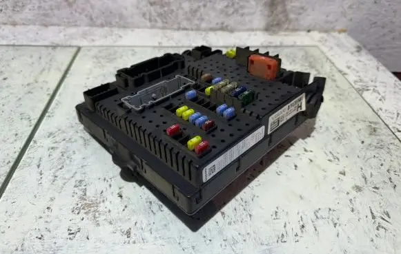 Volvo XC90 Fuse module 30728512 06W043 28017881
