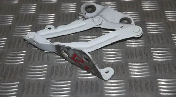 Engine bonnet/hood hinges