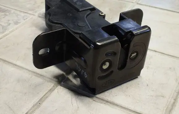 KIA Sorento Tailgate window lock/catch/latch 871303E000