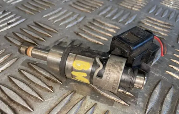 Audi A4 S4 B8 8K Fuel injector 06D133036D
