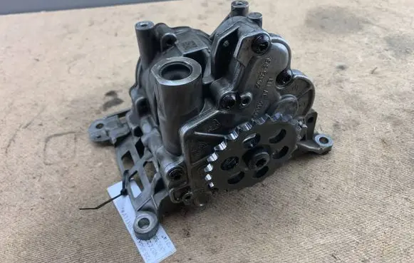 BMW X3 F25 Oil pump 7823009 11417823009