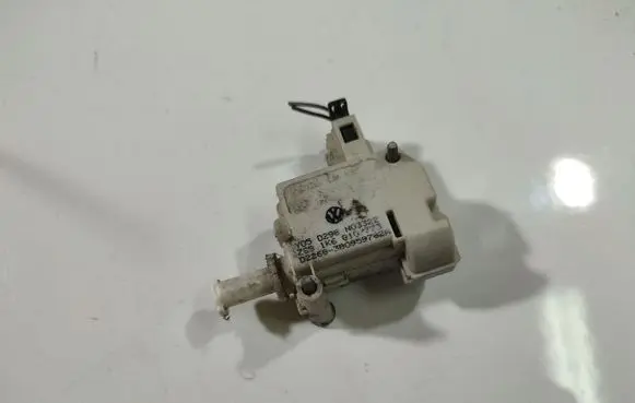 Volkswagen Golf V Central locking motor 1K6810773