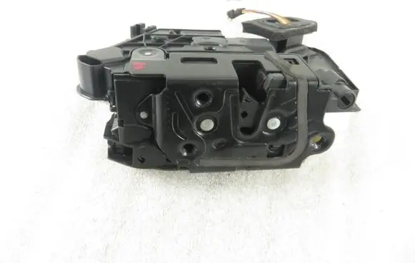 Volkswagen Golf VI Front door lock 5K1837016B