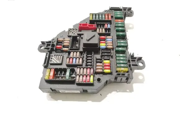 Nissan Navara D40 Fuse module 9210857 00336150 117033452