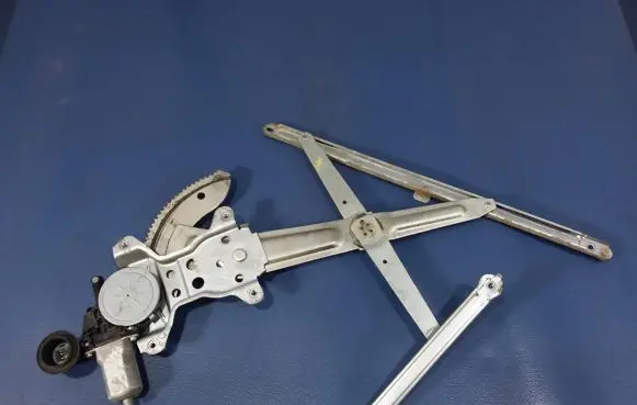 Suzuki Swift I Front door window regulator with motor 8346063J00