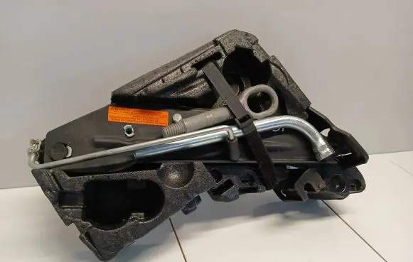 Audi Q7 4L Tool set 