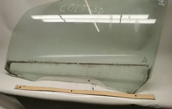 Mitsubishi Colt Front door window/glass (coupe) 43R00048 DOT24AS2M68