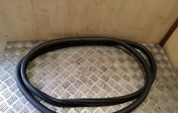 Rear door rubber seal (on body)