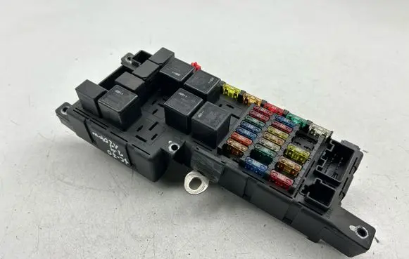 Volvo XC70 Fuse module 8678449